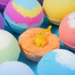 🎉🧼 Fizzy Fun 50 % rabat 🛁🌈 12-delt gaveæske med badebomber til børn – farverige, hudvenlige badebomber med overraskelseslegetøj indeni. Perfekt som festgaver eller til det daglige bad!