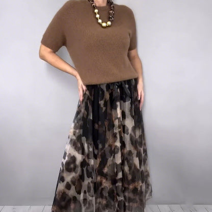 To-delt sæt til kvinder bestående af en sweater og en flagrende nederdel i leopardmønster