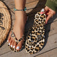 Flip-flops med leopardmønster og hjertevedhæng