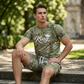 Afslappet T-shirt og shorts-sæt med kunstnerisk denimprint til mænd